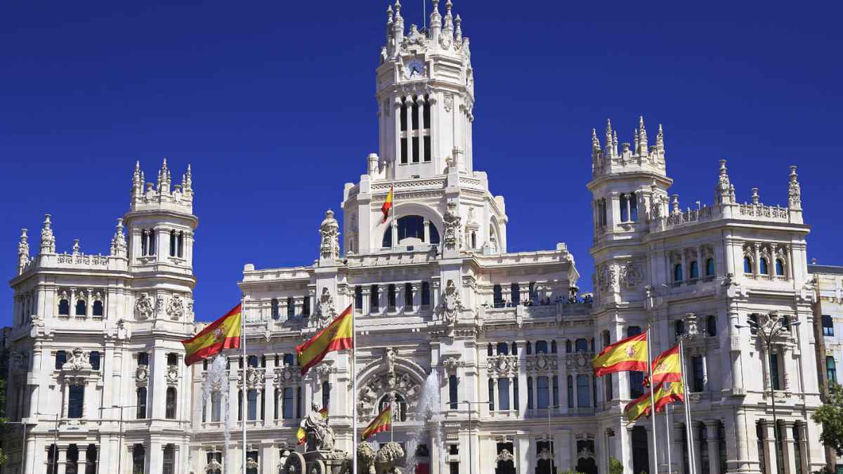Ayuntamiento de Madrid con banderas de España, símbolo de la administración local y los sueldos de los alcaldes