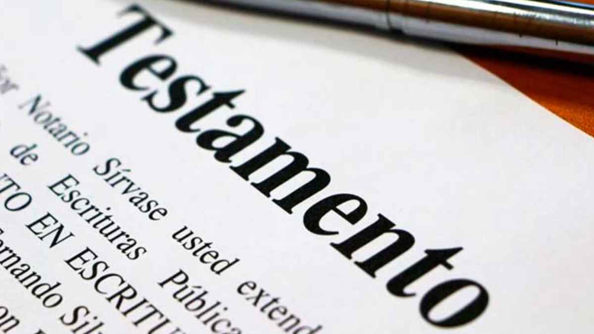 Documento de testamento con bolígrafo sobre la mesa que ilustra cómo reclamar la herencia de un hijo fuera del matrimonio