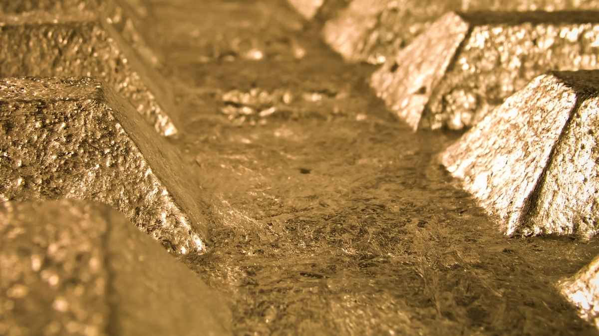 Lingotes de oro representando las toneladas halladas bajo el océano que han generado un enfrentamiento entre inversores y autoridades.