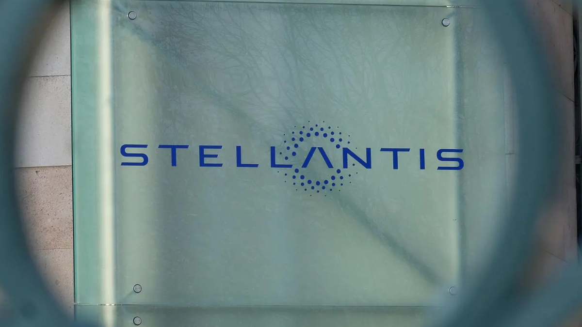 Logotipo de Stellantis ilustrando la noticia sobre una trabajadora de Vigo que logra la incapacidad permanente total tras la negativa del INSS