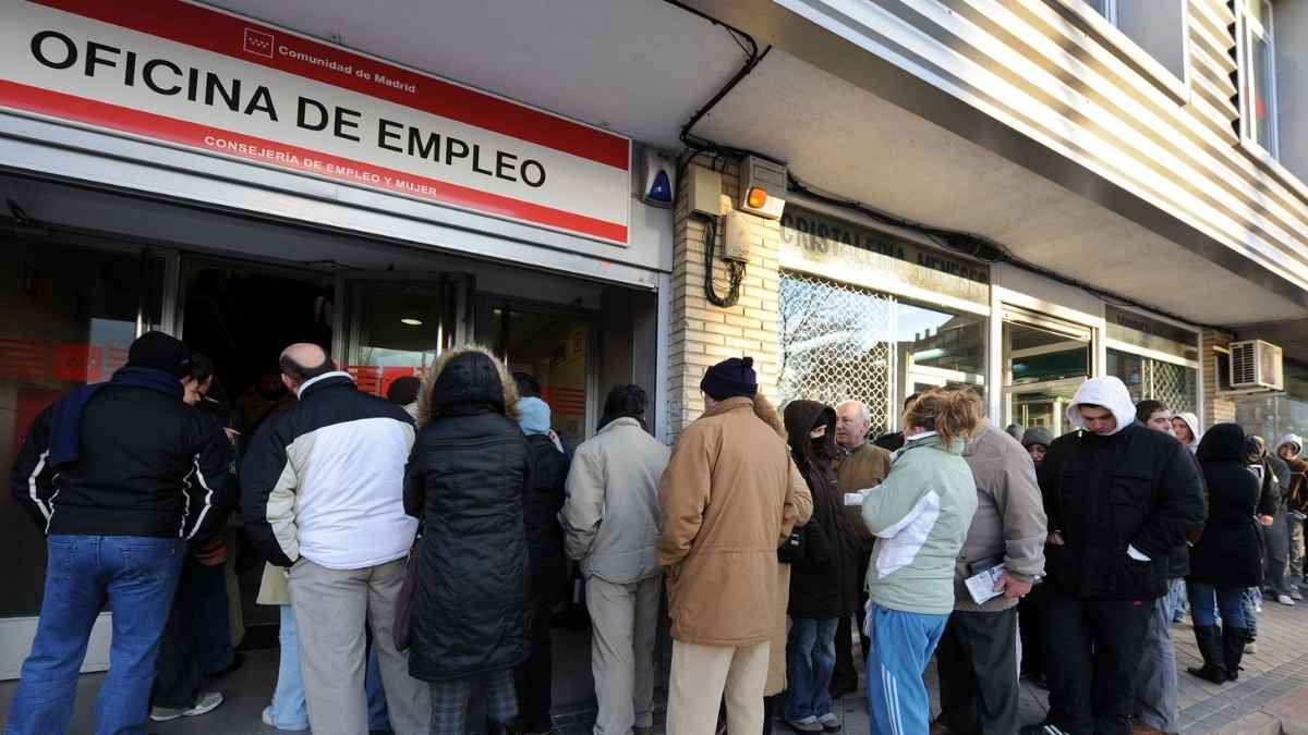 Personas esperando en una oficina de empleo del SEPE para solicitar el subsidio de 570 euros por cotización insuficiente en 2025