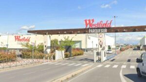 Entrada principal del centro comercial Westfield Parquesur en Leganés donde se ofrece empleo para trabajar en un obrador con contrato indefinido