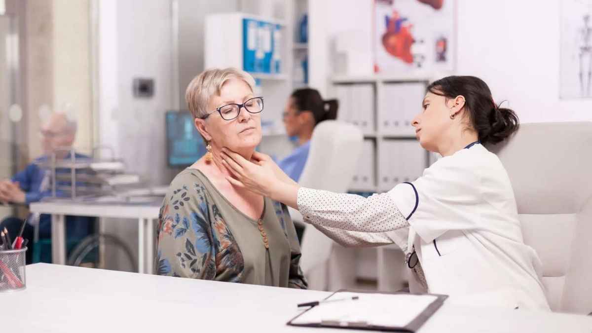 Médico del tribunal de la Seguridad Social examinando a una mujer para valorar la pensión de incapacidad permanente en 2025