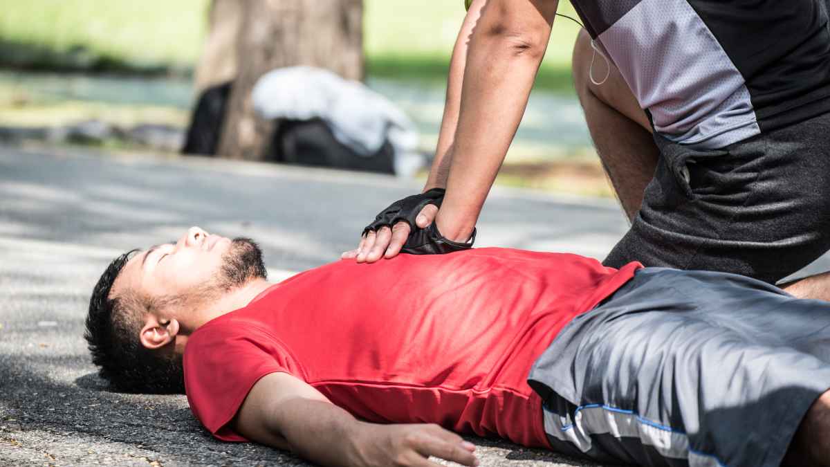 Trabajador recibe asistencia médica tras sufrir un infarto antes de que un tribunal declare nulo su despido.