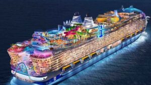Crucero iluminado en alta mar relacionado con la sentencia del TSJ de Asturias sobre el despido improcedente de una empleada de supermercado