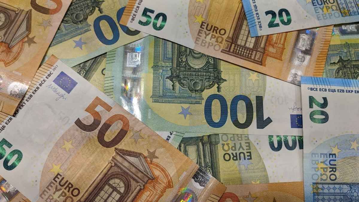 Billetes de euro ilustran un error de nómina con ingreso de 172000 euros a un trabajador