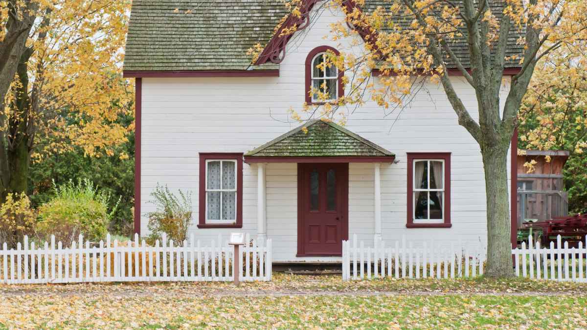 Jubilada de 74 años vende su casa y sigue viviendo gratis con los compradores en una vivienda rural