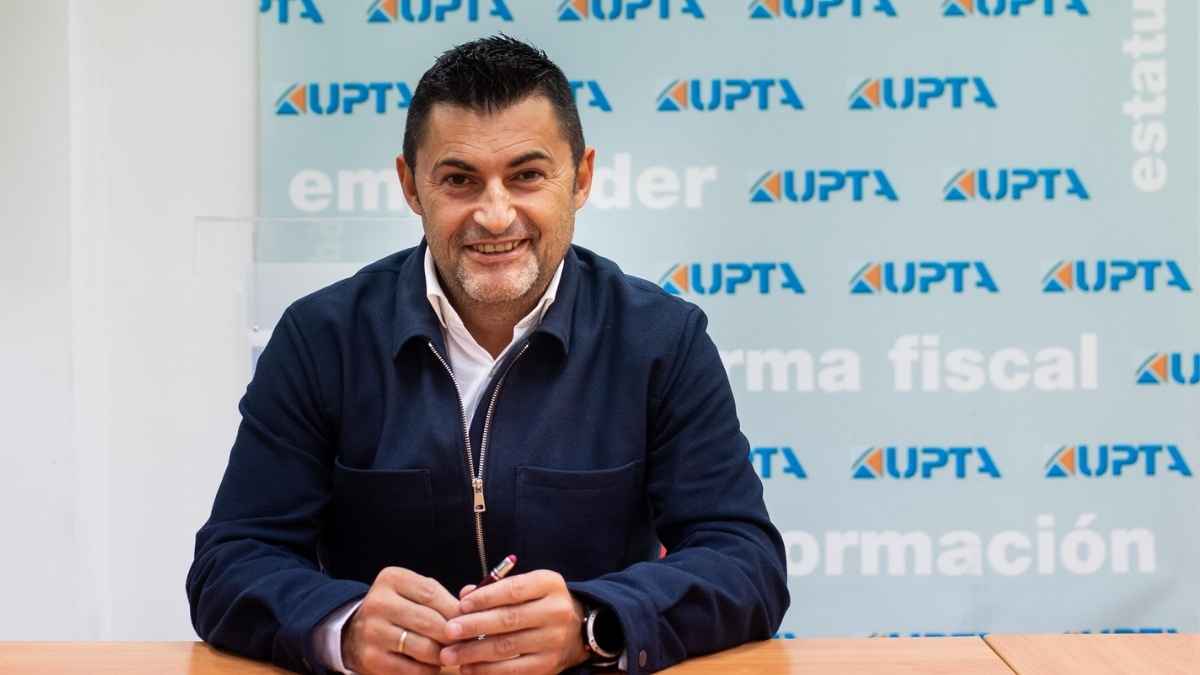 Representante de UPTA durante una reunión sobre las cuotas de cotización de los autónomos con ingresos bajos