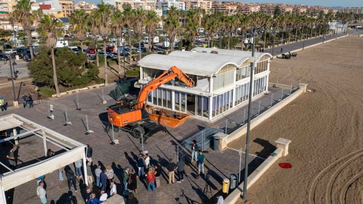 Excavadora derriba un chiringuito en la playa de la Malvarrosa en Valencia dentro del plan de renovación de locales
