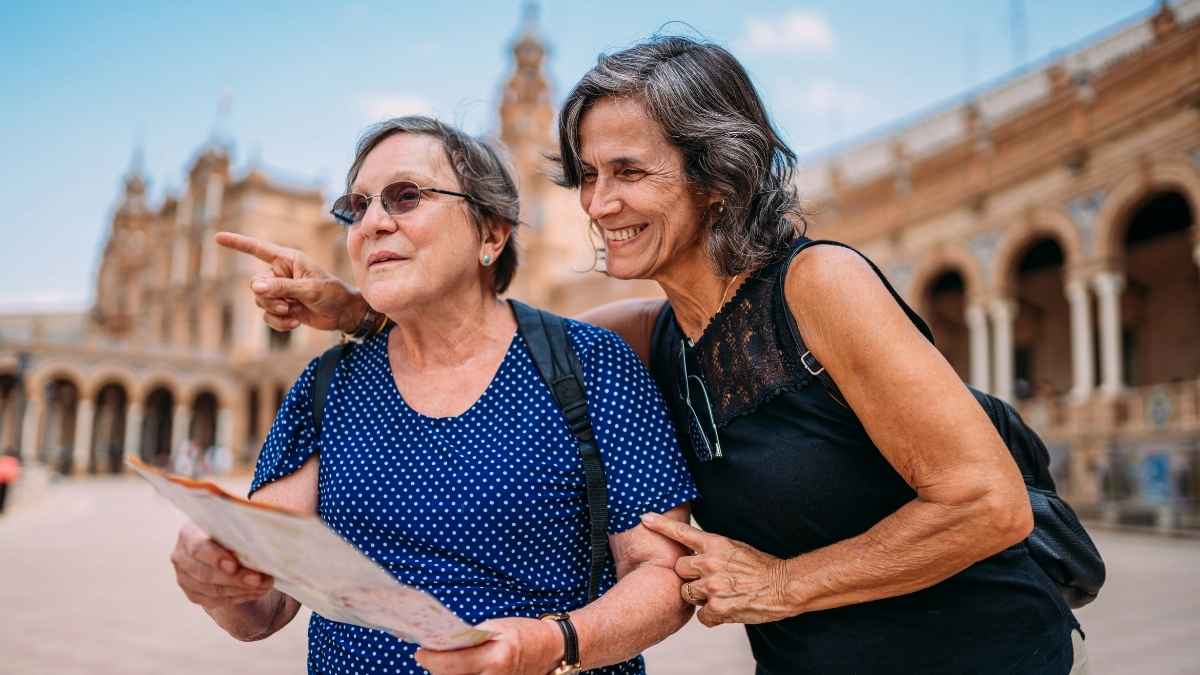 Dos mujeres mayores disfrutan de un viaje del IMSERSO por España durante la temporada 2025-2026
