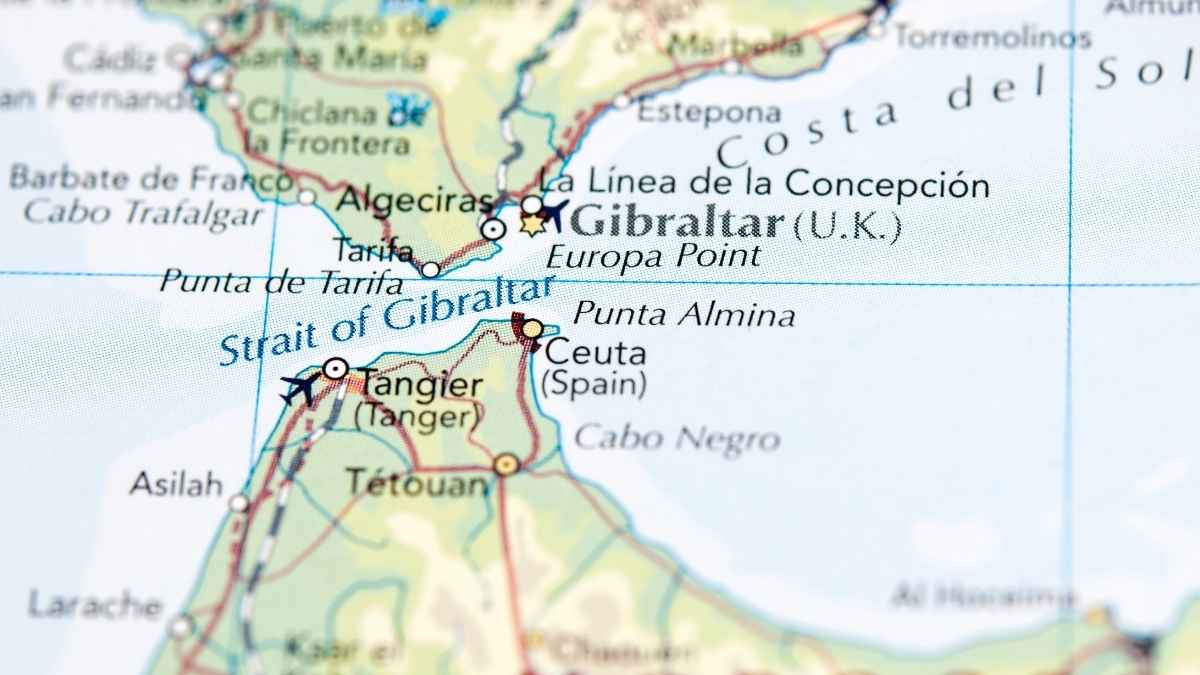 Mapa del Estrecho de Gibraltar que conecta España con Marruecos relacionado con la pérdida del subsidio del SEPE