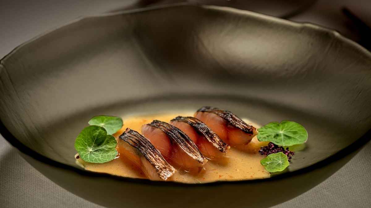 Plato gourmet del restaurante Teatro Kitchen Bar en Barcelona antes de su cierre tras conseguir una estrella Michelin.