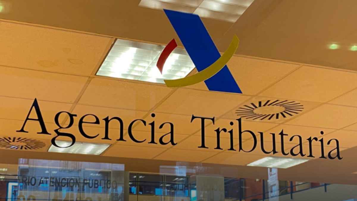 Logo de la Agencia Tributaria en una oficina donde se gestionan ayudas y deducciones fiscales.