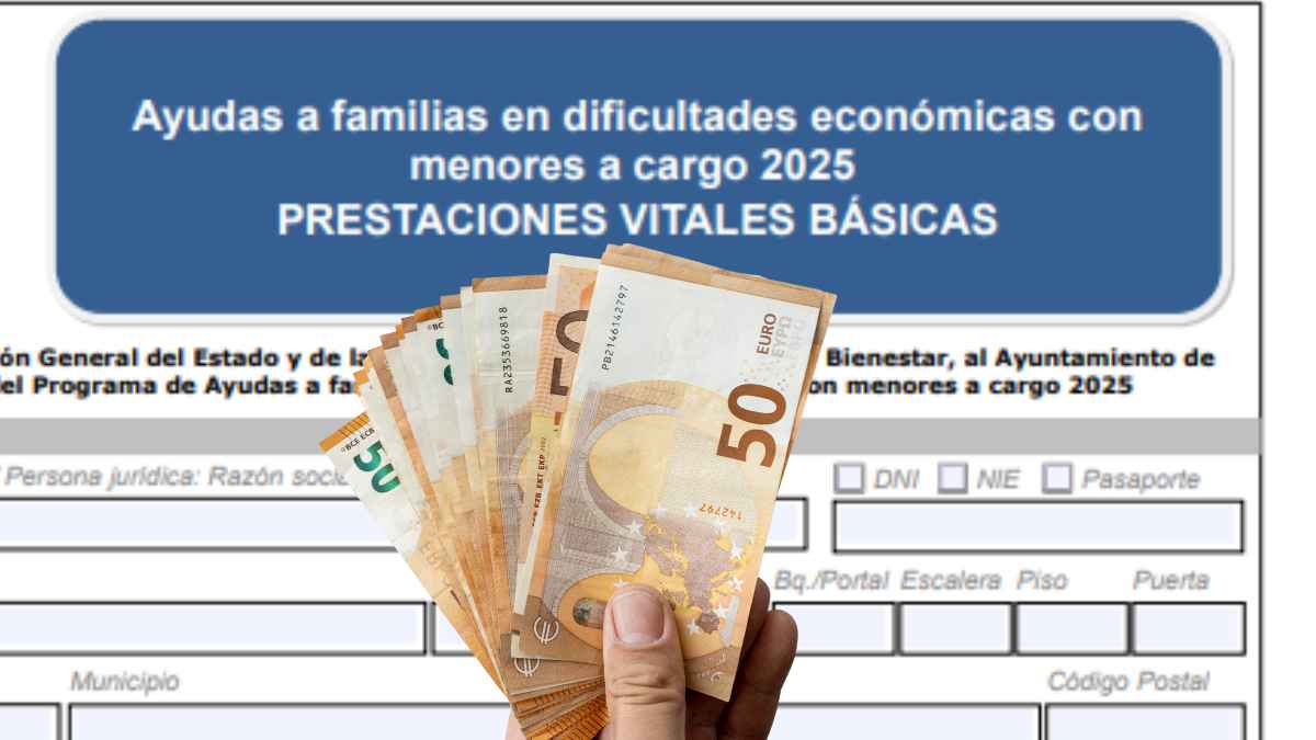 Mano sosteniendo billetes de euro frente al formulario de ayudas para familias con menores a cargo 2025 en Llanera.