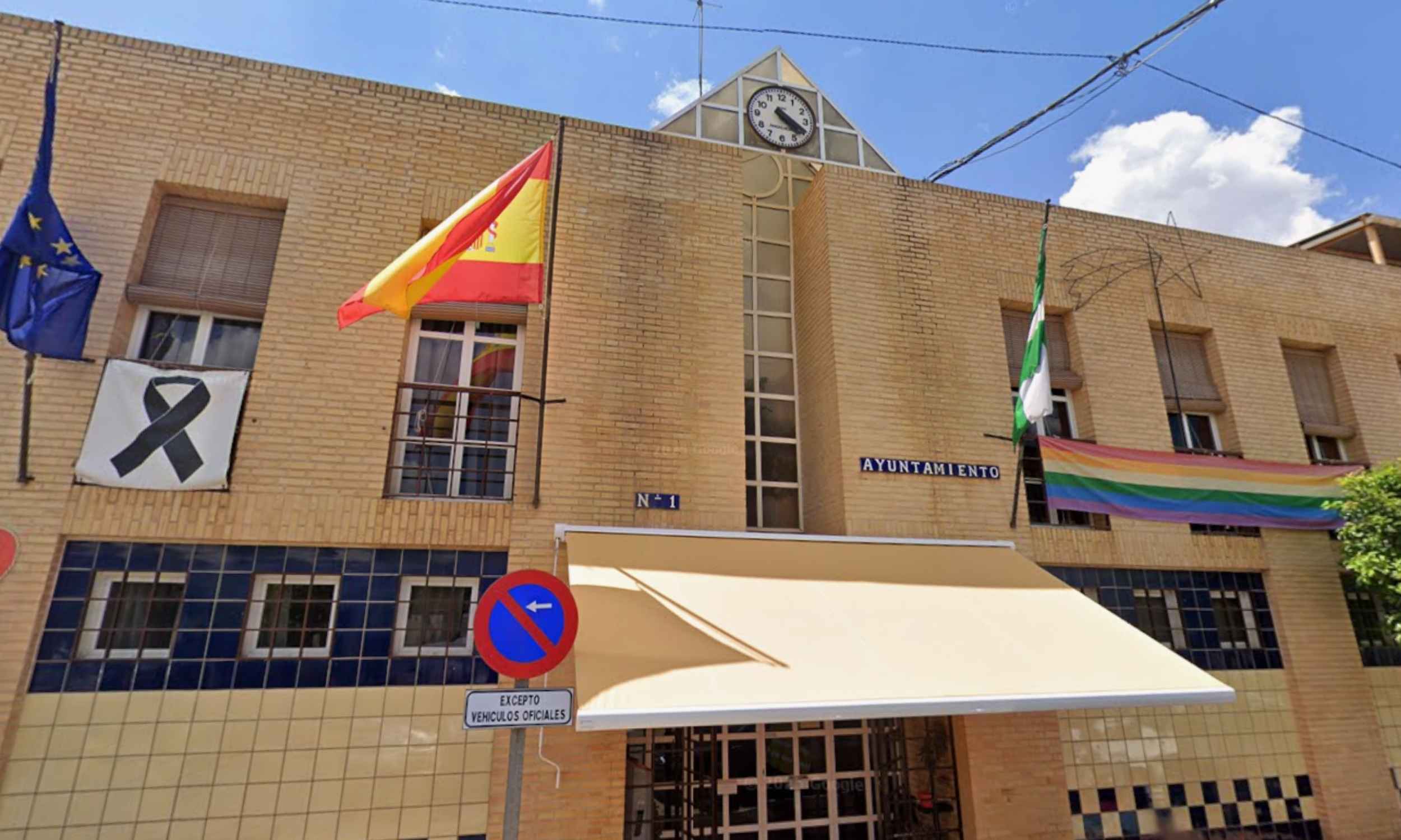 Ayuntamiento de Humilladero en Málaga, edificio municipal que ofrece ayudas 2025 para estudiantes, material infantil y cheque bebé