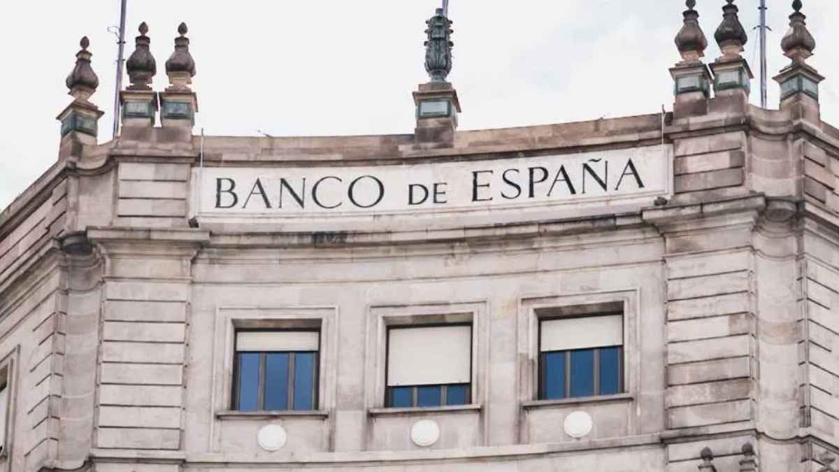 Fachada del Banco de España con aviso sobre cuentas bancarias inactivas que pasarán al Estado.