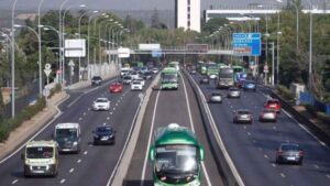 Es oficial: el nuevo carril para vehículos con 2 o más ocupantes ya está listo para funcionar en 2026
