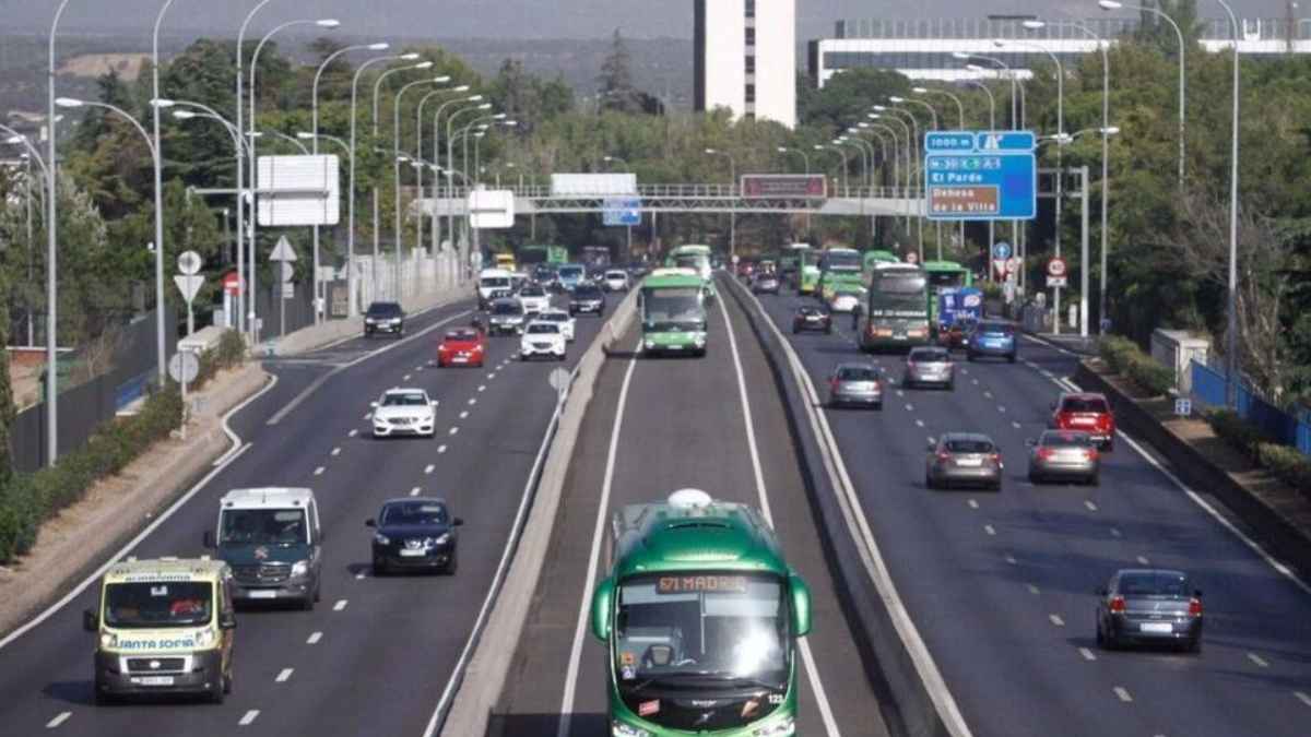 Autobuses y vehículos circulando por el carril Bus VAO de la A-2 en Madrid para coches compartidos