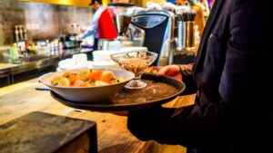 Un camarero denuncia una oferta sin días libres por 1.600 euros al mes a 40 horas semanales: “sigue buscando”