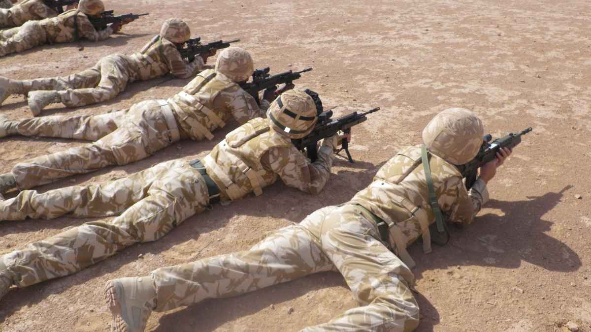 Jóvenes en entrenamiento militar durante el nuevo servicio militar voluntario en Bélgica con salario mensual de 2.000 euros
