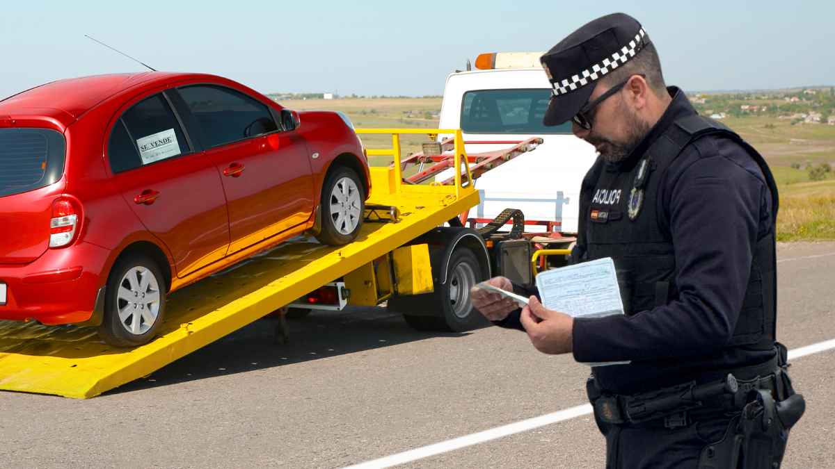 Coche con cartel de se vende siendo retirado por la grúa mientras un policía tramita una multa