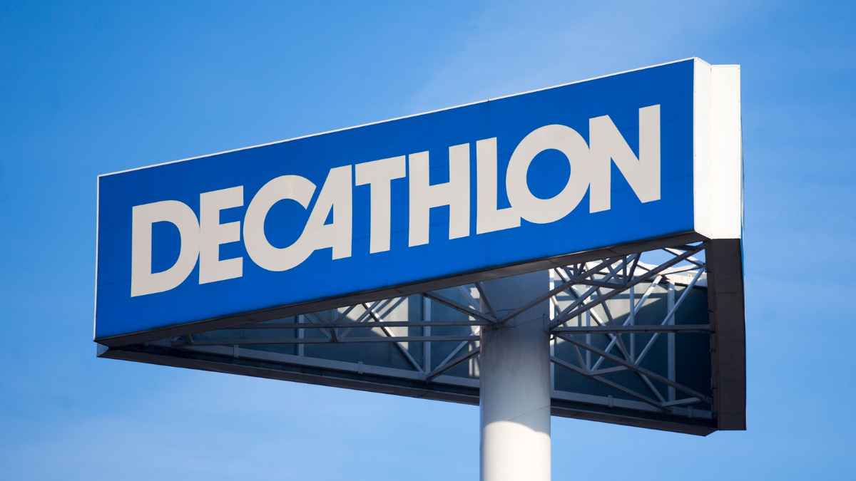 Cartel exterior de una tienda Decathlon con su logotipo en color azul