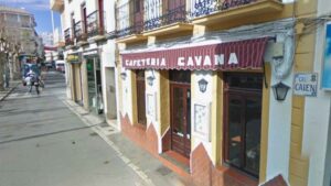 Cierra la cafetería emblema del pueblo de “Verano Azul” después de 52 años de trayectoria