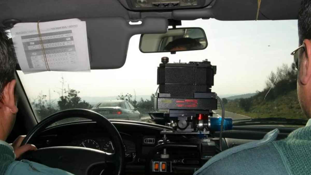 Interior de un coche camuflado de la Guardia Civil con radar móvil en carretera