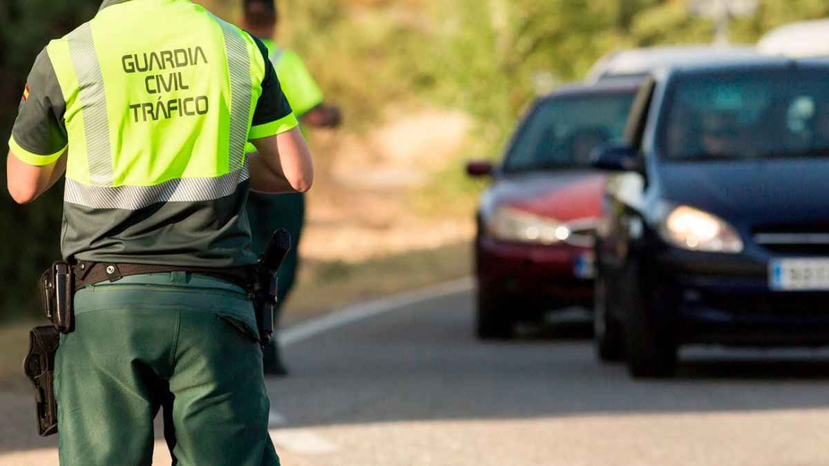Agente de la Guardia Civil de Tráfico deteniendo vehículos durante un control en carretera