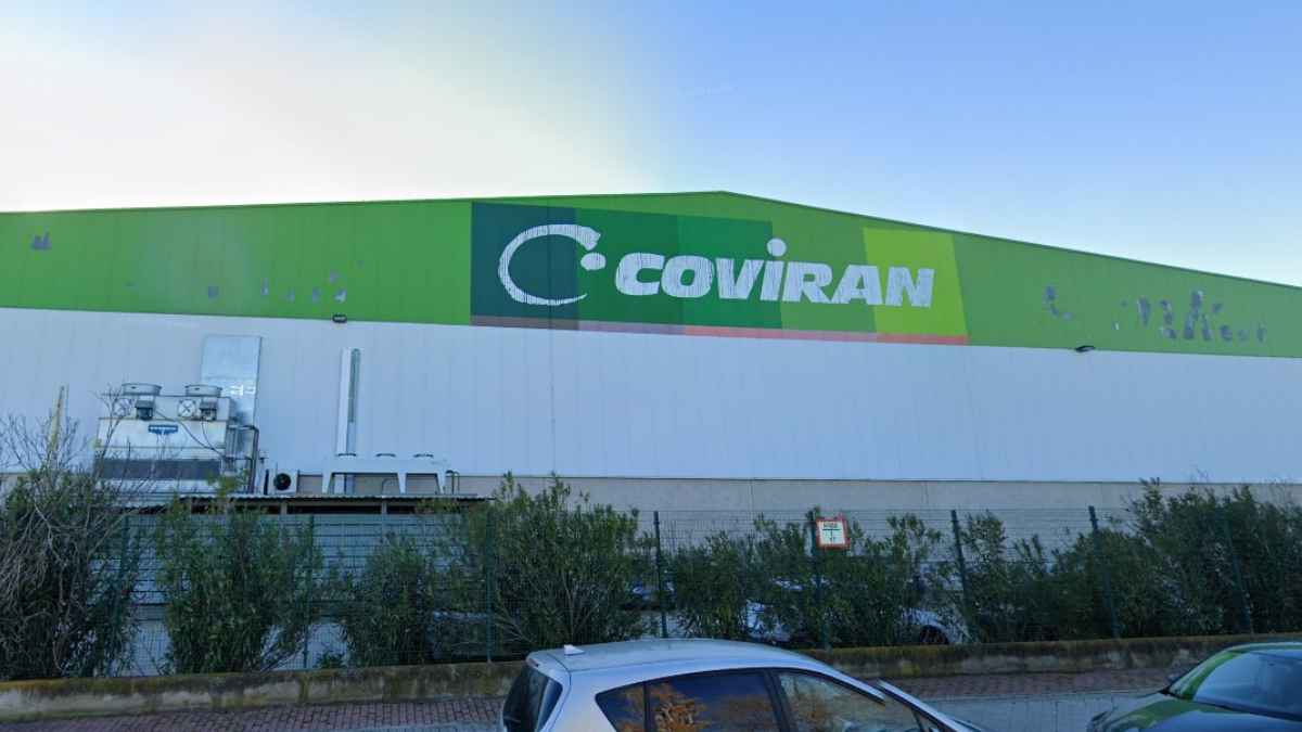 Fachada del centro logístico de Covirán en España, relacionada con sus ofertas de empleo con contratos indefinidos y de relevo