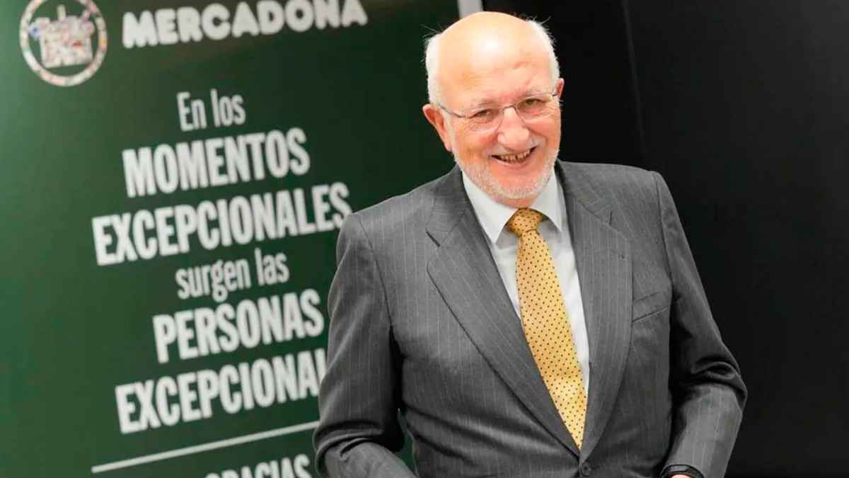 Juan Roig en un acto corporativo junto a un panel con mensaje motivacional