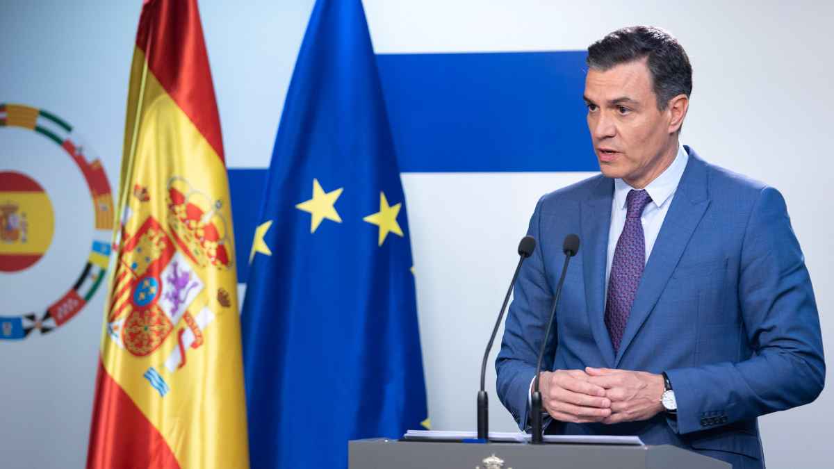 Pedro Sánchez en una comparecencia oficial junto a las banderas de España y la Unión Europea