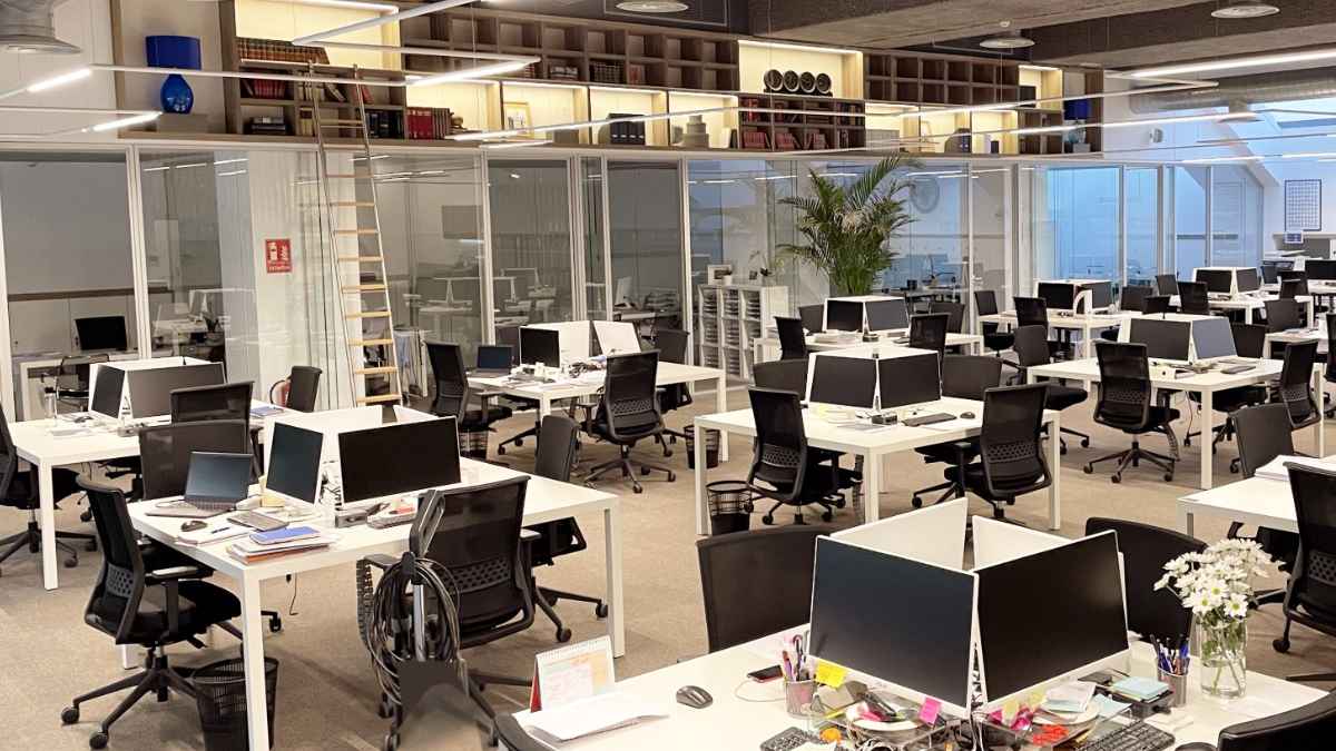Oficina moderna con ordenadores donde se imparten cursos gratis del SEPE y Fundae para trabajar en administración.