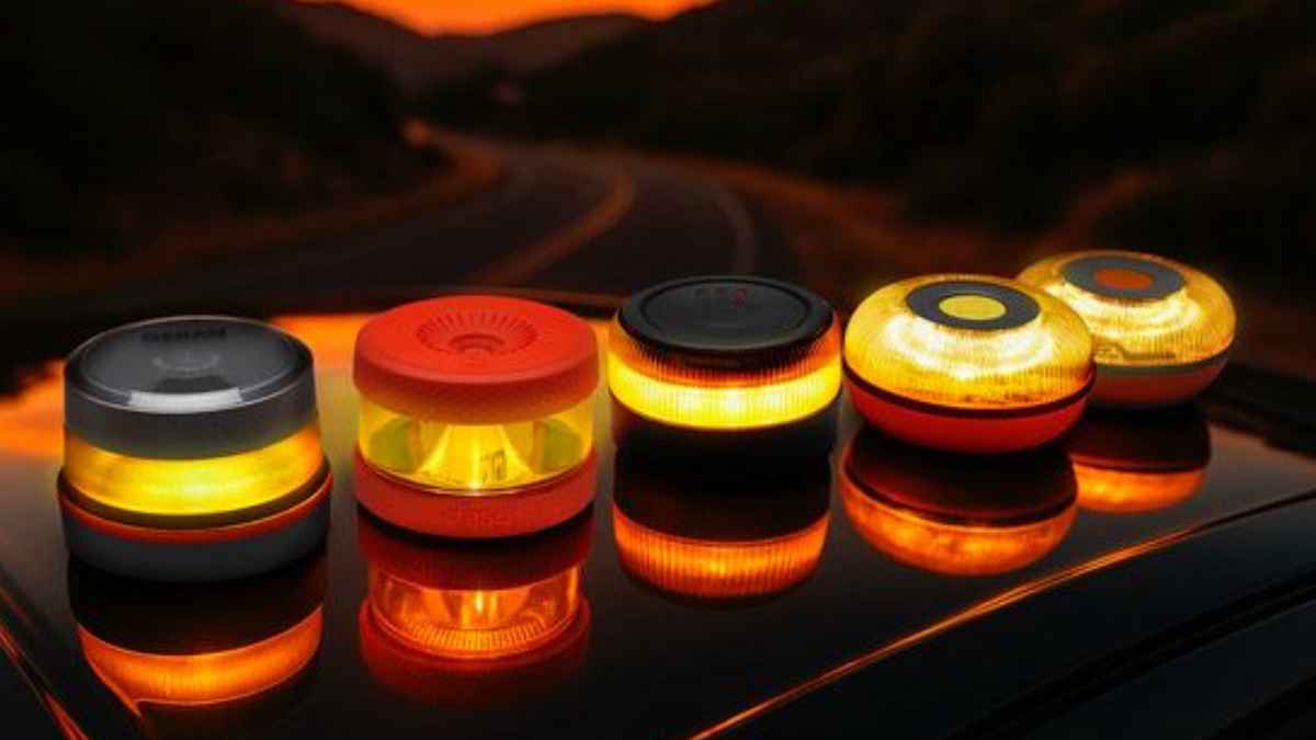 Balizas V16 de emergencia encendidas sobre un vehículo al atardecer en una carretera