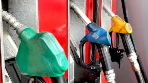 La nueva advertencia de la DGT sobre echar gasolina tú mismo en estas estaciones de servicio: la multa es de 100 euros