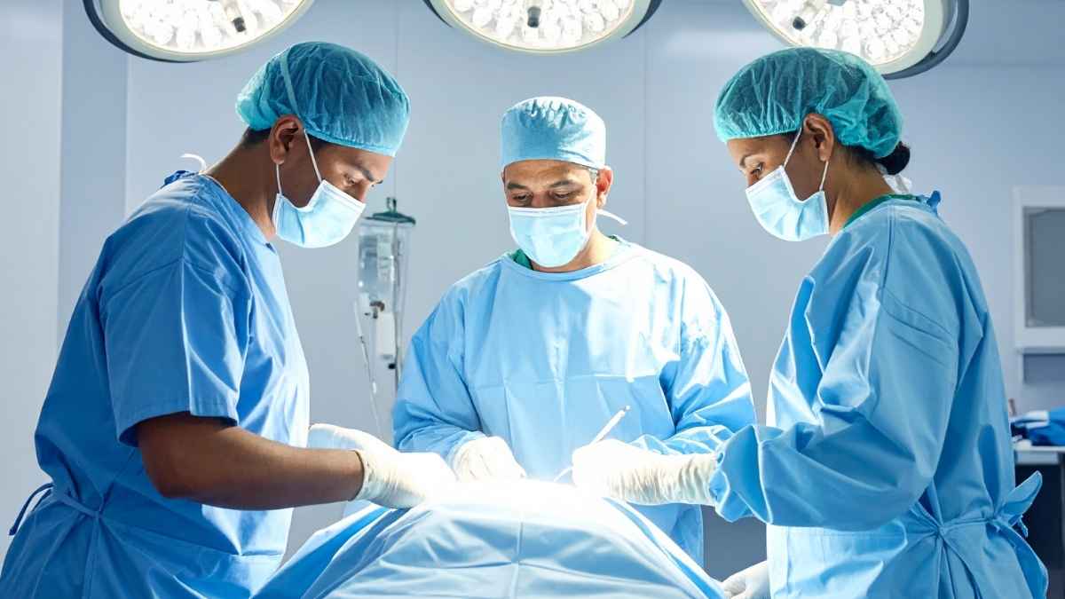 Equipo médico realizando una operación quirúrgica en un quirófano moderno