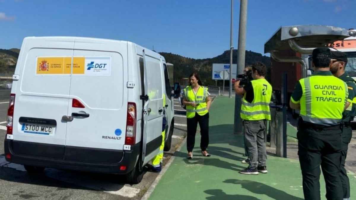Agentes de la Guardia Civil y personal de la DGT realizando controles de tráfico junto a una furgoneta oficial en carretera