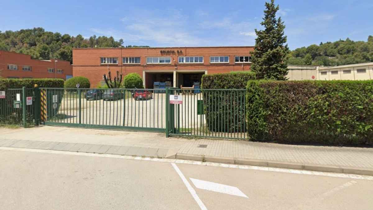 Fábrica de componentes de maquinaria agrícola en Granollers con instalaciones y acceso principal