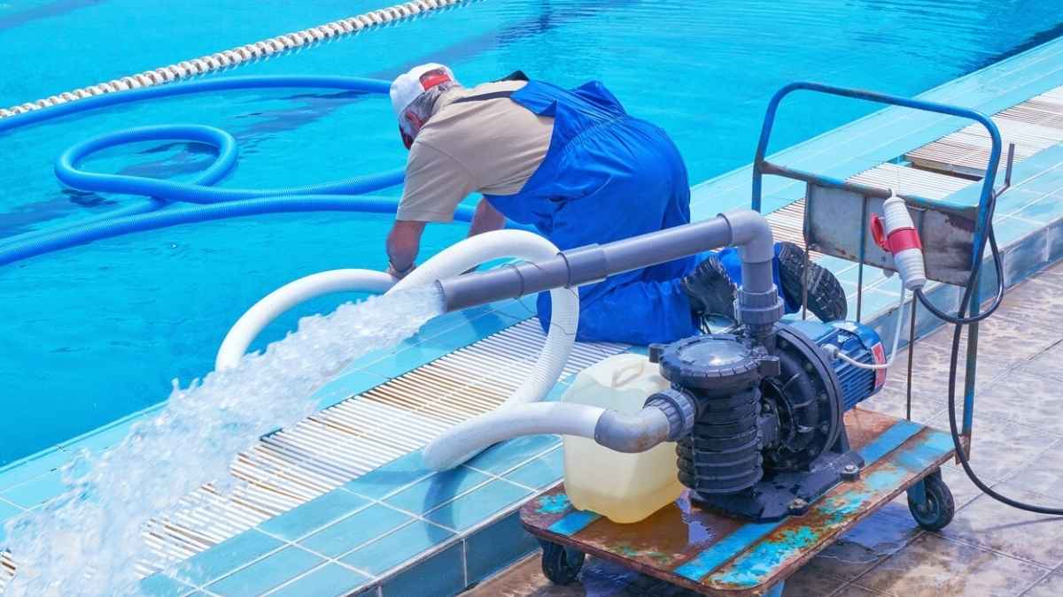 Trabajador realizando tareas de mantenimiento en piscina durante campaña estacional