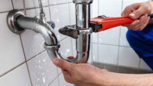 Un fontanero cuenta que cobra 140 euros más IVA por un desatasco y explica por qué es un precio justo según su experiencia