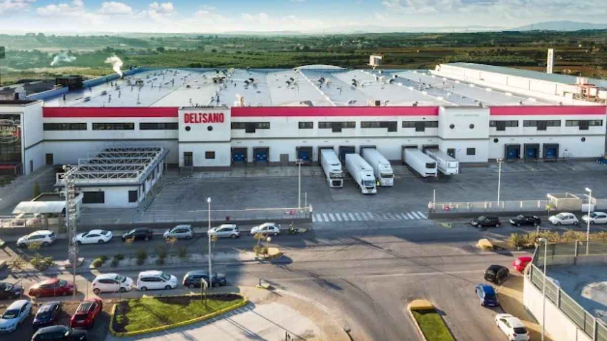 Fábrica de Frescos Delisano en Cheste Valencia con vehículos y camiones de carga
