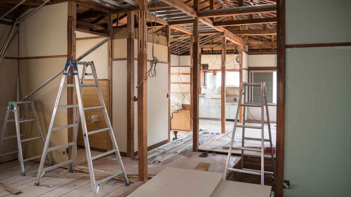 Reforma de una vivienda con andamios y materiales de construcción en el interior