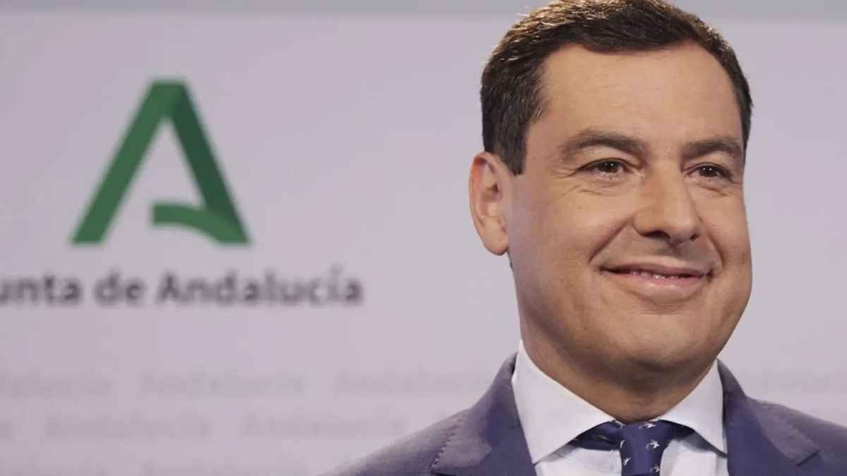 Representante de la junta de Andalucía presentando nuevas ayudas al carnet de conducir