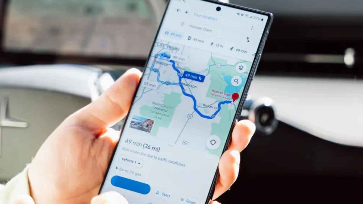 Persona utilizando Google Maps con la nueva guía de carriles inteligente para elegir la ruta correcta en carretera