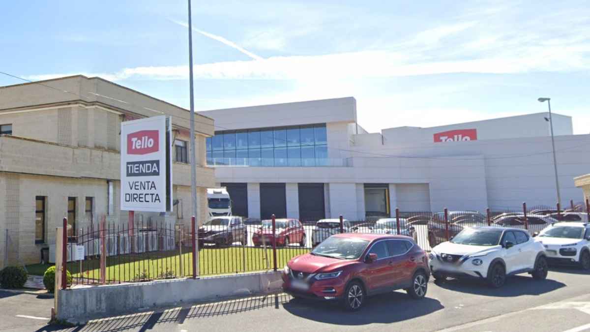 Fachada de la planta de Grupo Tello Alimentación con tienda de venta directa en Castilla-La Mancha.