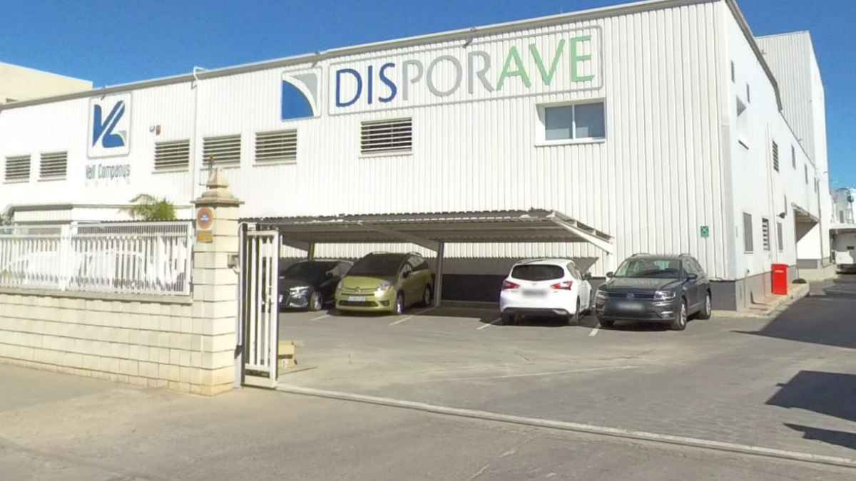 Fachada de la fábrica de Grupo Vall Companys en Puçol, Valencia, donde se ofrecen empleos con contrato indefinido en producción.