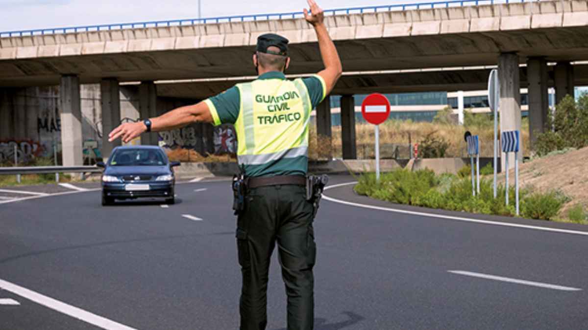 Guardia Civil de Tráfico detiene un coche en carretera durante los nuevos controles de guanteras por objetos obligatorios