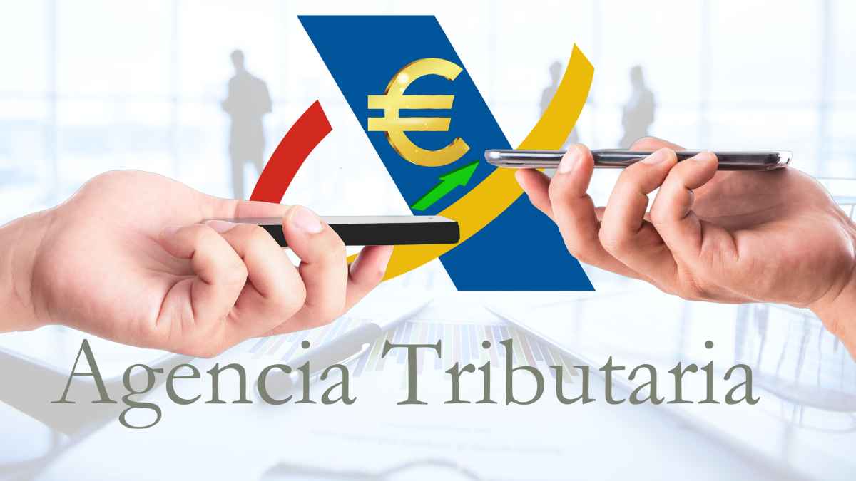 Manos realizando una transferencia con móviles junto al logo de la Agencia Tributaria