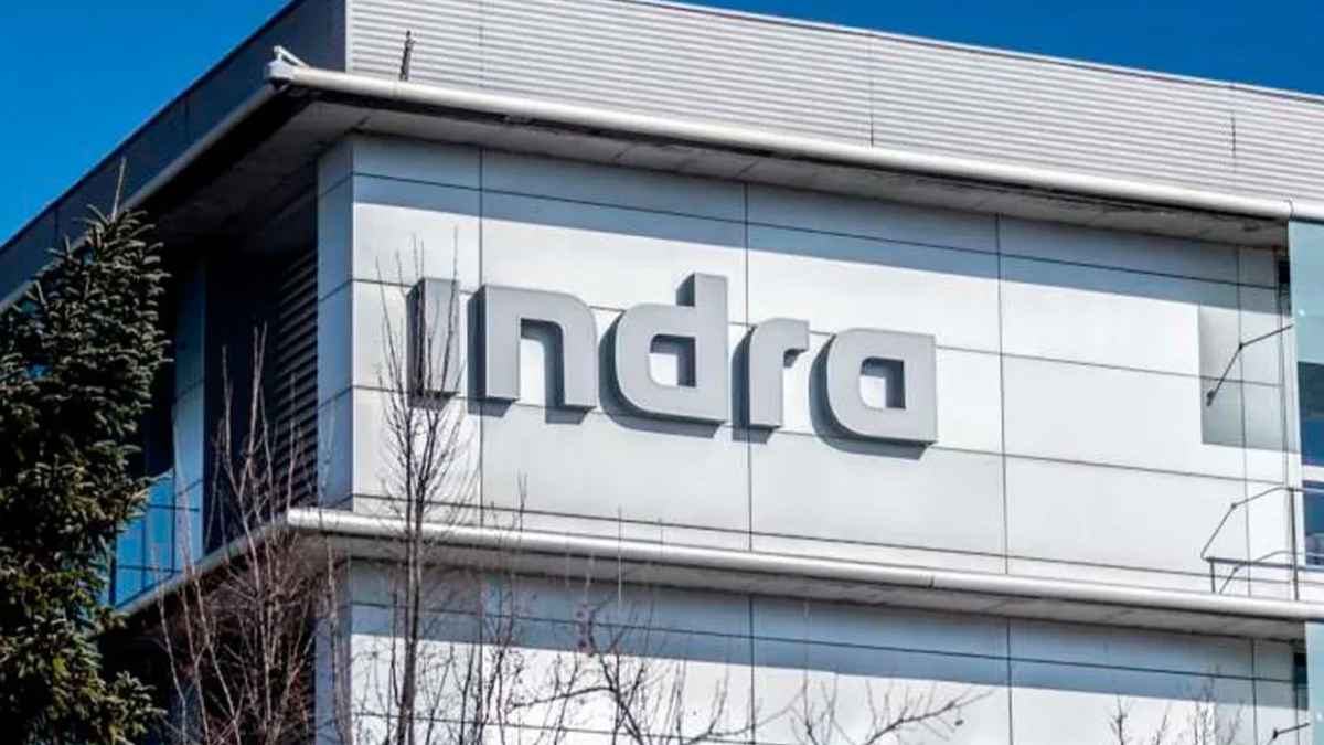 Fachada del edificio de Indra con su logotipo corporativo