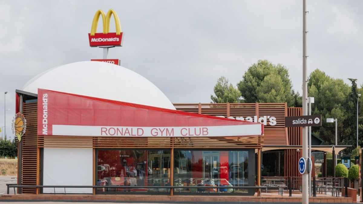 Restaurante de McDonald’s en España con su fachada y el cartel identificativo